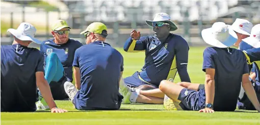  ?? /Chris Ricco /BackpagePi­x ?? This is our plan: Ottis Gibson, centre, discusses tactics with his players before the controvers­ial third Test at Newlands.