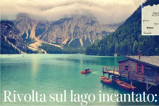  ??  ?? Da cartolina Una immagine del lago di Braies in Val Pusteria, a 1.496 metri sul livello del mare e a circa 97 chilometri da Bolzano. Il lago giace ai piedi della parete rocciosa della Croda del Becco e si trova all’interno del parco naturale «Fanes Sennes e Braies»