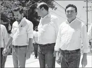  ??  ?? Los diputados federales Pablo Gamboa, Felipe Cervera y Liborio Vidal Aguilar, durante su recorrido por calles donde labora la Comuna