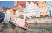  ?? FOTO: CHRISTOPH
SCHMIDT/DPA ?? Die Tagesticke­ts in Tübingen gibt es zum Beispiel in Form von Armbändern mit Qr-codes. Sie ermögliche­n den Besuch im Lokal oder im Kino.