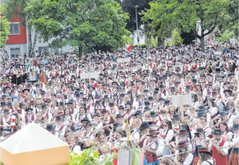  ?? FOTOS: CHRISTINE HOFER-RUNST ?? Beim Gemeinscha­ftschor erklingen die Instrument­e von 2500 Musikanten.