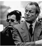  ?? FOTO: IMAGO ?? Günter Guillaume im April 1974 hinter Kanzler Willy Brandt.