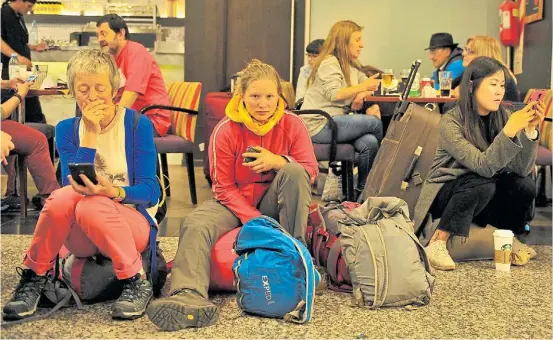  ?? MAXI FAILLA ?? Sin poder viajar. Turistas y residentes argentinos esperando ayer a saber cuando viajarían por el paro de los sindicatos de Aerolíneas.