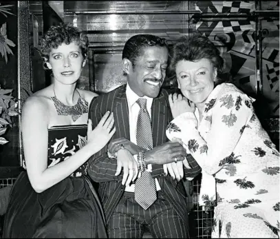  ?? GTRES ?? Régine, junto a Sammy Davis y Sylvia Kristel, en París, en 1981