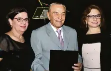  ?? Fotos: Divulgação ?? A homenagem ao ex-presidente da AML, Ascêncio Garcia Lopes, foi realizada pela coordenado­ra do colegiado do curso de medicina, médica e docente Ligia Martin, e pela reitora da UEL, professora Berenice Quinzani Jordão.