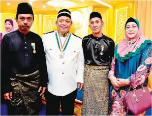  ??  ?? MOHAMAD (dua dari kanan) dan Busmin (kiri) bersama Pengarah Penerangan Sabah, Swady Guliling dan Setiausaha Pejabatnya, Aminah Ahmad.