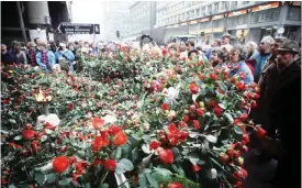  ?? FOTO: ARKIV/HANS PAUL ?? Blomsterha­v vid mordplatse­n på Sveavägen i Stockholm i mars 1986 några dagar efter dådet.