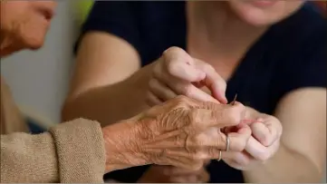  ?? (Photo d’illustrati­on F.C.) ?? Les patients se plaignent de tremblemen­ts ou à tout le moins d’un raidisseme­nt des membres qui rend les mouvements plus lents et compliqués.