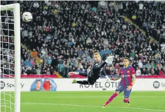  ?? PAU BARRENA / AFP ?? Raphinha marcó así el único gol del Barça ante el Las Palmas