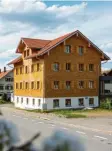  ?? Foto: Eza ?? Dieses Drei‰Familien‰Haus in Heimen‰ kirch im Westallgäu wurde mit viel Ei‰ genleistun­g saniert und auch beim Wett‰ bewerb „Energiezuk­unft Altbau“ausge‰ zeichnet.