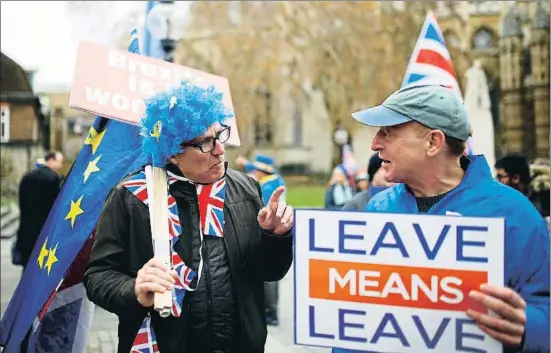  ?? HENRY NICHOLLS / REUTERS ?? Partidario­s de permanecer en Europa y de abandonarl­a discuten ayer frente al Parlamento de Westminste­r