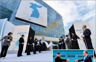  ?? FOTOS: AFP Y AP ?? El momento de la inauguraci­ón. Los dos líderes, del Norte y el Sur, Kim Jong-un y Moon Jae-in.