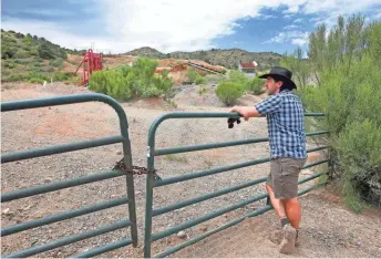  ?? PHOTOS BY CHERYL EVANS/THE REPUBLIC ?? Joe Trudeau of the Center for Biological Diversity stands outside the Lost Nugget Mine in Wilhoit along the Hassayampa River.