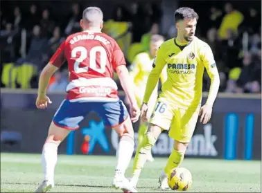  ?? ?? Álex Baena controla el esférico frente a Sergio Ruiz, del Granada.