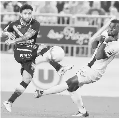  ??  ?? Bordeaux’s Brazilian midfielder Otavio (left) shoots during the French Ligue 1 match between Bordeaux and Guingamp in Bordeaux, southweste­rn France in this Sept 23 file photo. — AFP photo