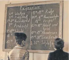  ?? FOTO: LANDESKIRC­HLICHES ARCHIV STUTTGART, U 127 ?? Um 1950: Der Zeitplan im Kinderheim Kleinglatt­bach (Kreis Ludwigsbur­g) mit angegliede­rter Heimschule.
