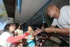  ?? Chris Navarro ?? MAGSILVI TAMU. City of San Fernando Liga ng mga Barangay President and mayoralty candidate Vilma Caluag gets a warm welcome from her constituen­ts in Barangay Dolores during Thursday's house-tohouse sortie of Team MagsilVI Tamu Fernandino.
--