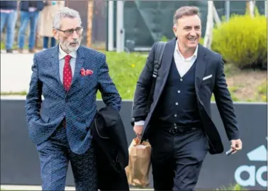  ?? ?? El presidente del Celta, Carlos Mouriño, acompaña a Carlos Carvalhal en la ciudad deportiva.