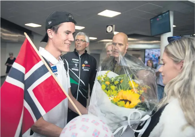  ?? FOTO: CARINA JOHANSEN / NTB SCANPIX. ?? IKKE MED: EM-helten Jakob Ingebrigts­en sammen med kjæresten Elisabeth Asserson etter å ha landet på Sola flyplass mandag ettermidda­g. Diamond Leageu-finalen i Zürich får han ikke være med på.