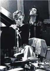  ??  ?? IL DUCA E IL SUO PIANISTA David Bowie in sala di registrazi­one nel 1970, con Mike Garson alle sue spalle