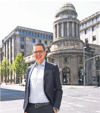  ?? RP-FOTO: ANDREAS BRETZ ?? Commerzban­k-bereichsvo­rstand Mario Peric vor dem Gebäude an der Breite Straße, das künftig der zentrale Standort in Düsseldorf sein wird.