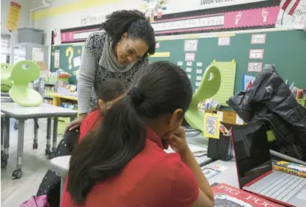  ?? TERRENCE ANTONIO JAMES/CHICAGO TRIBUNE PHOTOS ?? Darlene Allen-Nichols tutors a third grade student in reading at Burnham Elementary School in Burnham on March 29.