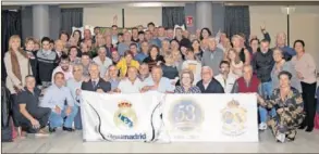  ?? ?? Los miembros de la peña madridista Ondense posan para AS en su 53 aniversari­o.