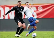  ?? TINO. ZIPPEL ?? Fcc-kapitän Bastian Strietzel (rechts) beim 0:0 im Test gegen den FSV Zwickau im Zweikampf mit Ronny König.