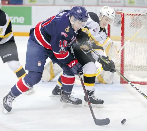  ?? TIM SMITH/THE BRANDON SUN ?? Jonny Hooker, right, of the Brandon Wheat Kings and Austin Pratt of the Regina Pats battle for the puck during WHL action at Westoba Place on Tuesday night. The Pats won 5-2, moving them to within two points of the Wheat Kings for third place the East...