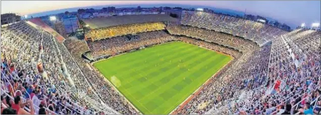  ??  ?? PANORÁMICA DE MESTALLA. El Valencia lanzó una campaña de abonos con la que ha conseguido que Mestalla presente un gran ambiente en cada partido.