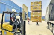  ??  ?? A driver loads the medical supplies, which will be sent to India, at the Internatio­nal Humanitari­an City in Dubai on Sunday.