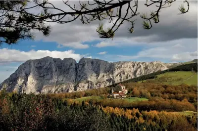  ??  ?? SANTUARIO DE URKIOLA. Situado en el corazón de Euskadi, dentro del Parque Natural de Urkiola, está rodeado de impresiona­ntes montes y de robledales, hayedos y fresnos. Tres vueltas a su piedra para encontar pareja.