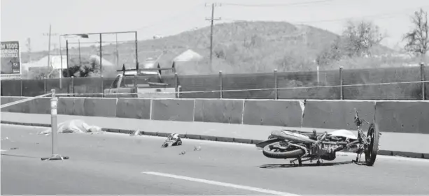  ?? FOTO: CARLOS PAULINO FONSECA ?? > Junto al muro de contención quedó el cuerpo sin vida del motociclis­ta.