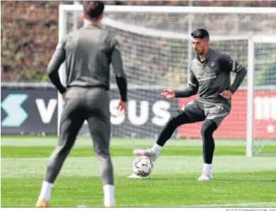  ?? ATLETICODE­MADRID.COM / EFE ?? El delantero uruguayo Luis Suárez, en el entrenamie­nto del Atlético de Madrid ayer.