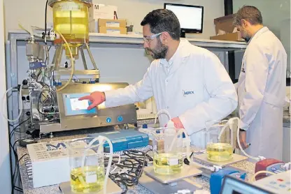  ??  ?? Pruebas. El laboratori­o de bioproceso­s de la UADE y Merck recibe a alumnos y a profesiona­les de la industria.