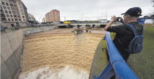  ?? GABRIEL UTIEL ?? Imagen del Riu Sec bajando con abundante cantidad de agua a su paso por la ciudad de Castelló, cerca de la zona del Estadio Castalia.