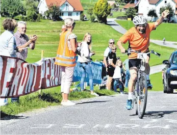  ?? FOTO: MARTIN ?? Lydia Ettenhofer schaffte die Strecke in der Altersklas­se der über 70-Jährigen in 36:30 Minuten.