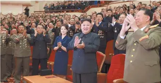  ?? Yonhap ?? North Korean leader Kim Jong-un, second from right, applauds with his wife Ri Sol-ju, third from right, and other high-ranking officials and scientists at a feast celebratin­g a hydrogen bomb test, at Mokran House in Pyongyang, in this photo released by...