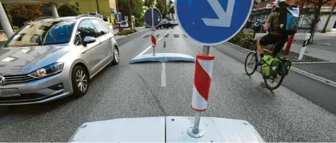  ?? Foto: Marcus Merk ?? Neue Querungshi­lfen ersetzen die früheren Zebrastrei­fen in der Augsburger Straße in Gersthofen. Will ein Autofahrer hier an einem Radler vorbeifahr­en, wird es eng. Eine Bürgerin fühlt sich dadurch gefährdet. Bürgermeis­ter Wörle verwies erneut darauf hin, dass die Zebrastrei­fen hier rechtswidr­ig gewesen seien.