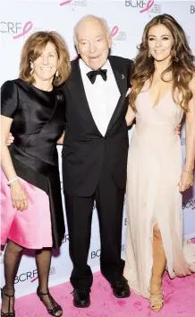  ??  ?? Judy Glickman Lauder, Leonard Lauder y Elizabeth Hurley.