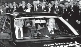  ??  ?? Zum Start der neuen Opel-produktion­sstätte in Eisenach am . September  kam auch Bundeskanz­ler Helmut Kohl (links) und setzte sich neben Konzernman­ager Louis R. Hughes in einen Astra. Foto: Ta-archiv