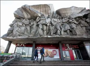  ?? Bloomberg News/ANDREY RUDAKOV ?? Visitors approach a KFC restaurant operated by Louisville, Ky.-based Yum Brands Inc., in Minsk, Belarus, in March. The restaurant chain on Thursday reported a quarterly profit of $206 million.