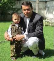  ?? — AFP ?? This file picture shows Agence France- Presse photograph­er Shah Marai posing for a picture with one of his young sons in Kabul. Shah Marai, AFP’s chief photograph­er in Kabul, who was killed covering a suicide bombing on Monday, was a charismati­c,...