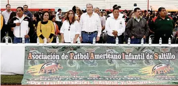  ??  ?? Encabezan. Héctor Iván Vázquez, acompañado del padrino José María Fraustro, Alfio Vega y otros promotores y amantes del Futbol americano, inauguraro­n la campaña prejuvenil.