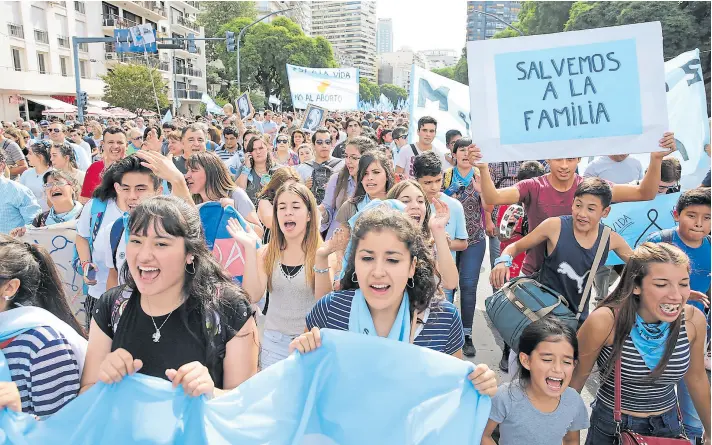  ?? Hernán Zenteno ?? Según los organizado­res, marcharon unas 300.000 personas en la ciudad; en su mayoría, jóvenes