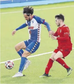  ?? ÁNGEL DE CASTRO ?? Blas protege un balón en el encuentro contra el Osasuna de ayer.