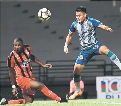  ?? — Gambar Bernama ?? TANGKAS: Pemain Sarawak, Bobby Gonzales (kiri) diasak pemain MIFA, Elizeu Araujo pada aksi Liga Perdana di Stadium Majlis Bandaraya Petaling Jaya, malam kelmarin.