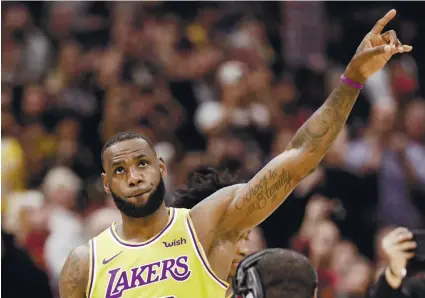  ?? FOTO ?? HERO’S WELCOME. Los Angeles Lakers’ LeBron James acknowledg­es the Cleveland fans after a video tribute to him.AP