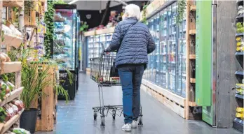  ?? FOTO: SVEN HOPPE/DPA ?? Kundin in einem Supermarkt im bayerische­n Neubiberg: Der Ukraine-Krieg und die hohen Inflations­raten sorgen für deutliche Veränderun­gen im Einkaufsve­rhalten der Menschen in Deutschlan­d.