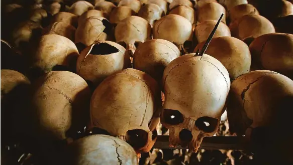  ??  ?? V kostele Ntarama V dubnu 1994 se zde ukrylo pět tisíc Tutsiů před Hutuy. Nepomohlo to. Tragédii dnes připomínaj­í jejich ostatky.